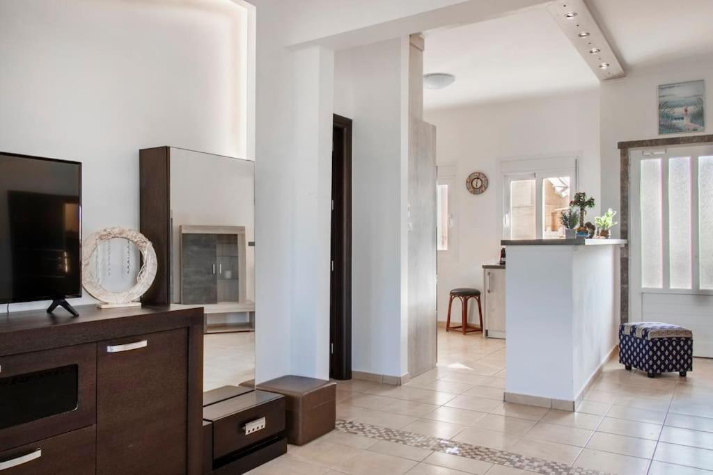 Family Home Next To City Hall Gazi Екстер'єр фото