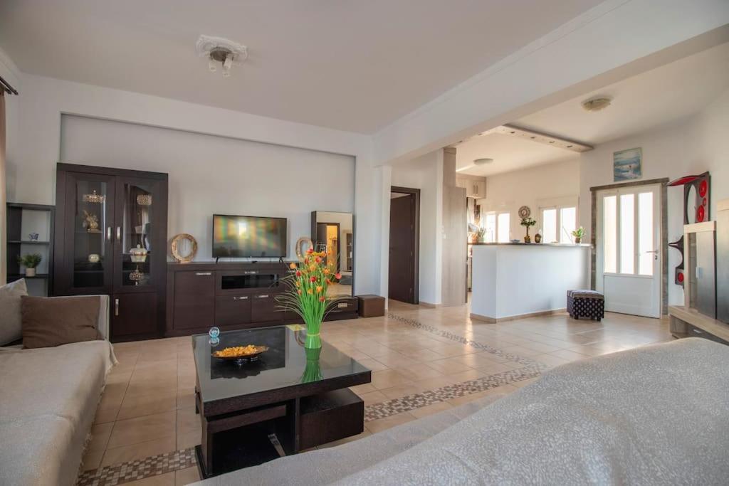 Family Home Next To City Hall Gazi Екстер'єр фото